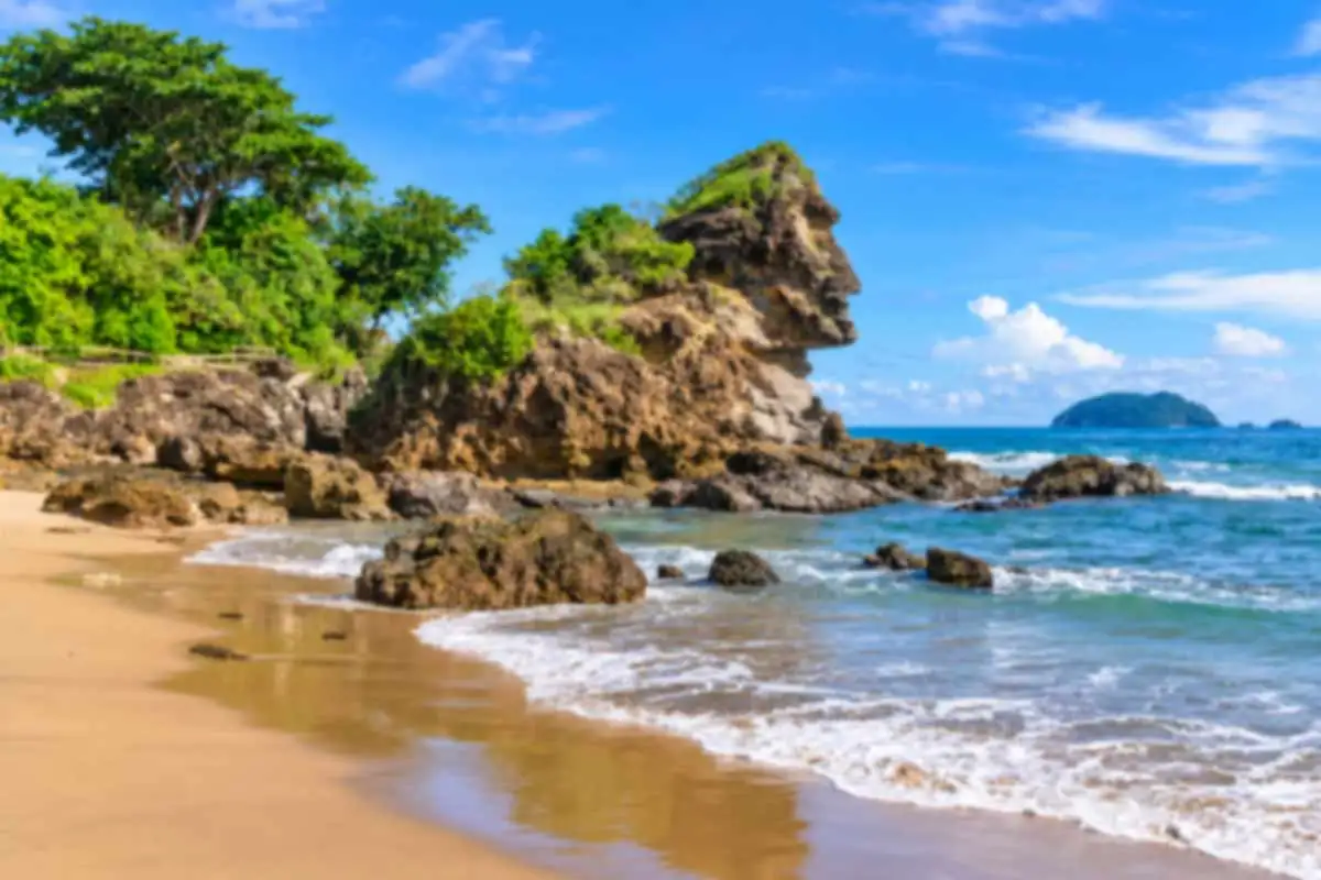 Pantai Air Manis Padang: Pesona Pantai dan Legenda Batu Malin Kundang