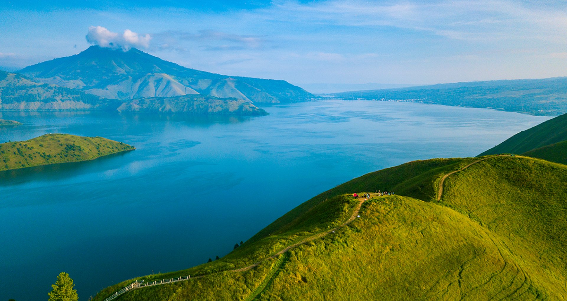 Pemandangn Bukit Holbung di Pulau Samosir